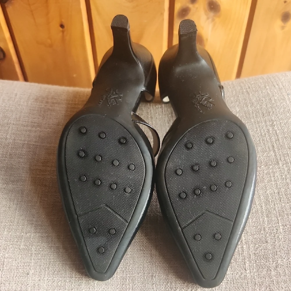 Life Stride Women's Black Pointed Heels - Picture 4 of 6